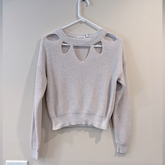 🔥Embossed Elegant Cream Sweater with Cut-Out Design🔥 - Picture 1 of 7